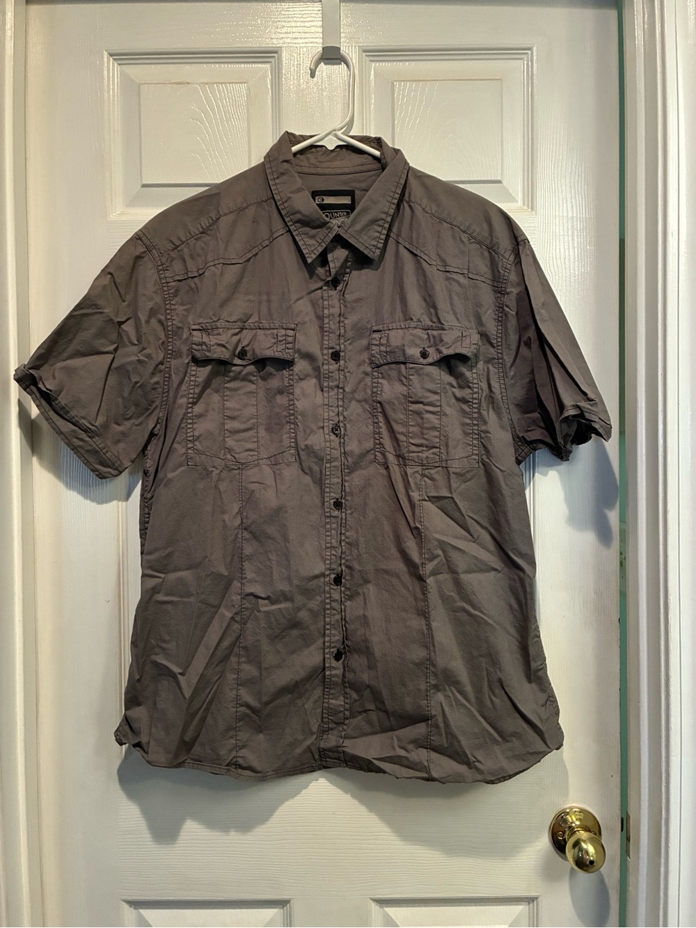 Men's Short-Sleeve Casual Button-Down Shirt in Charcoal Gray